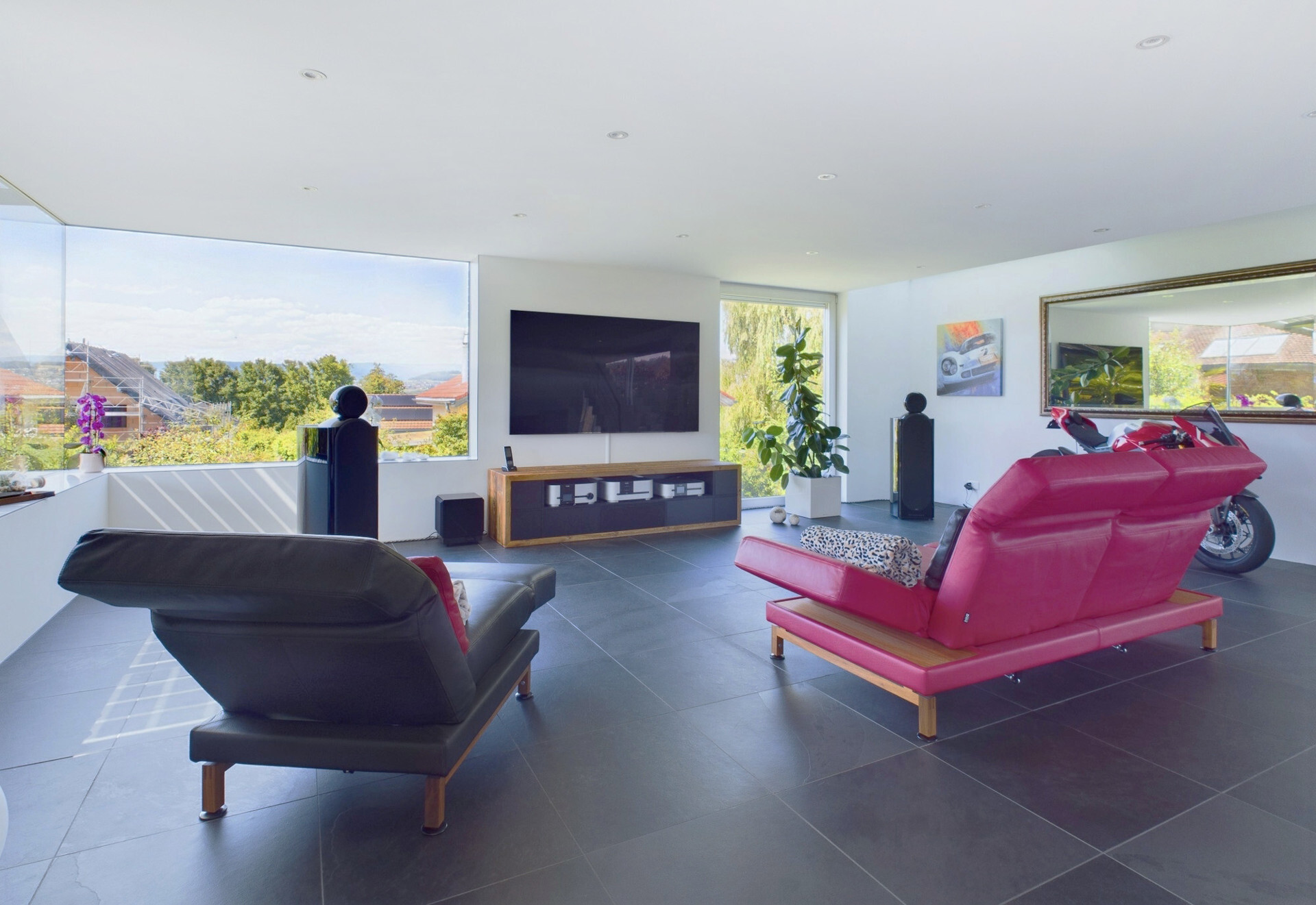 Modernes Wohn-/Loungebereich mit Panoramafenstern