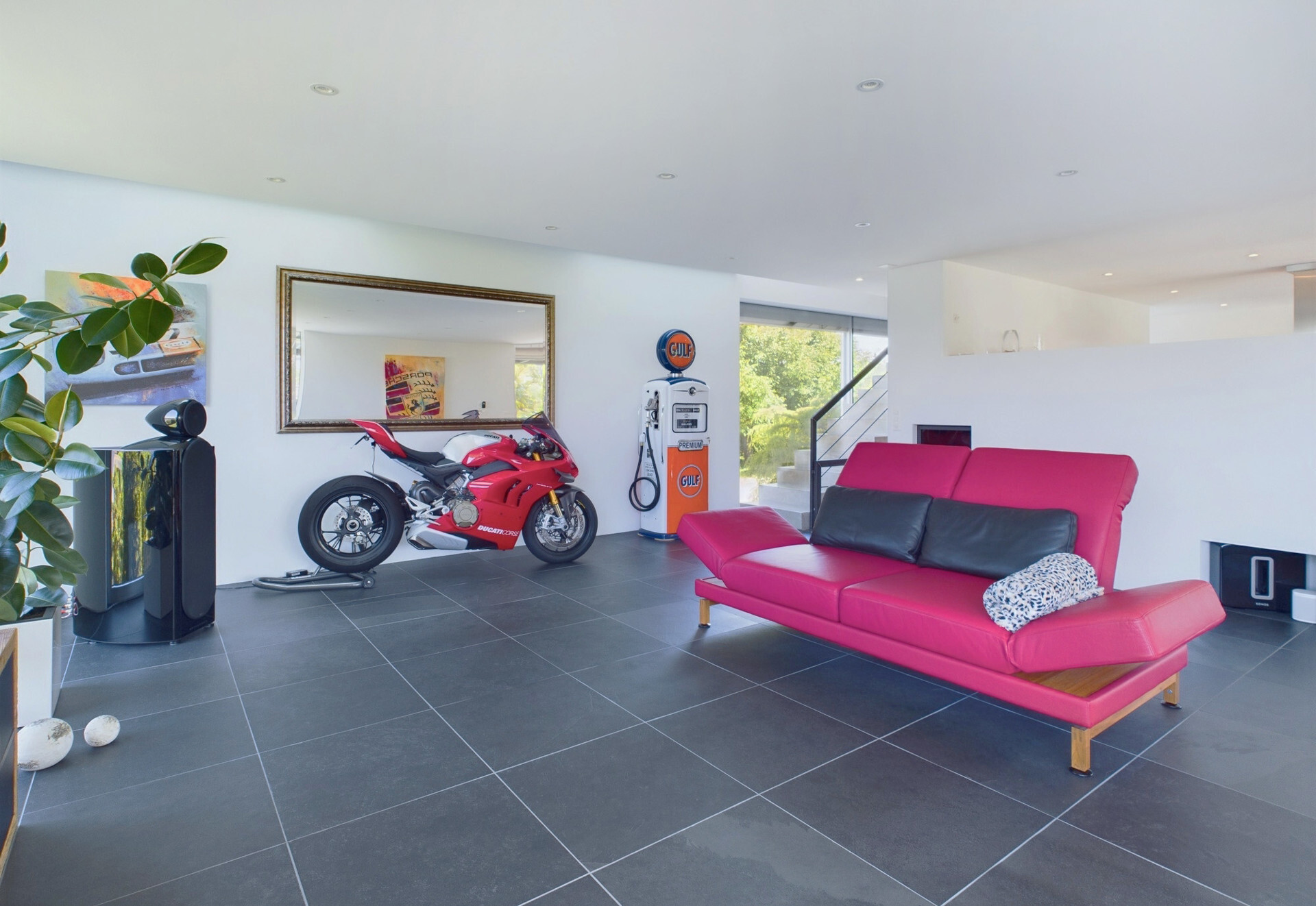 Modernes Wohninterieur mit Motorrad und Designmöbeln