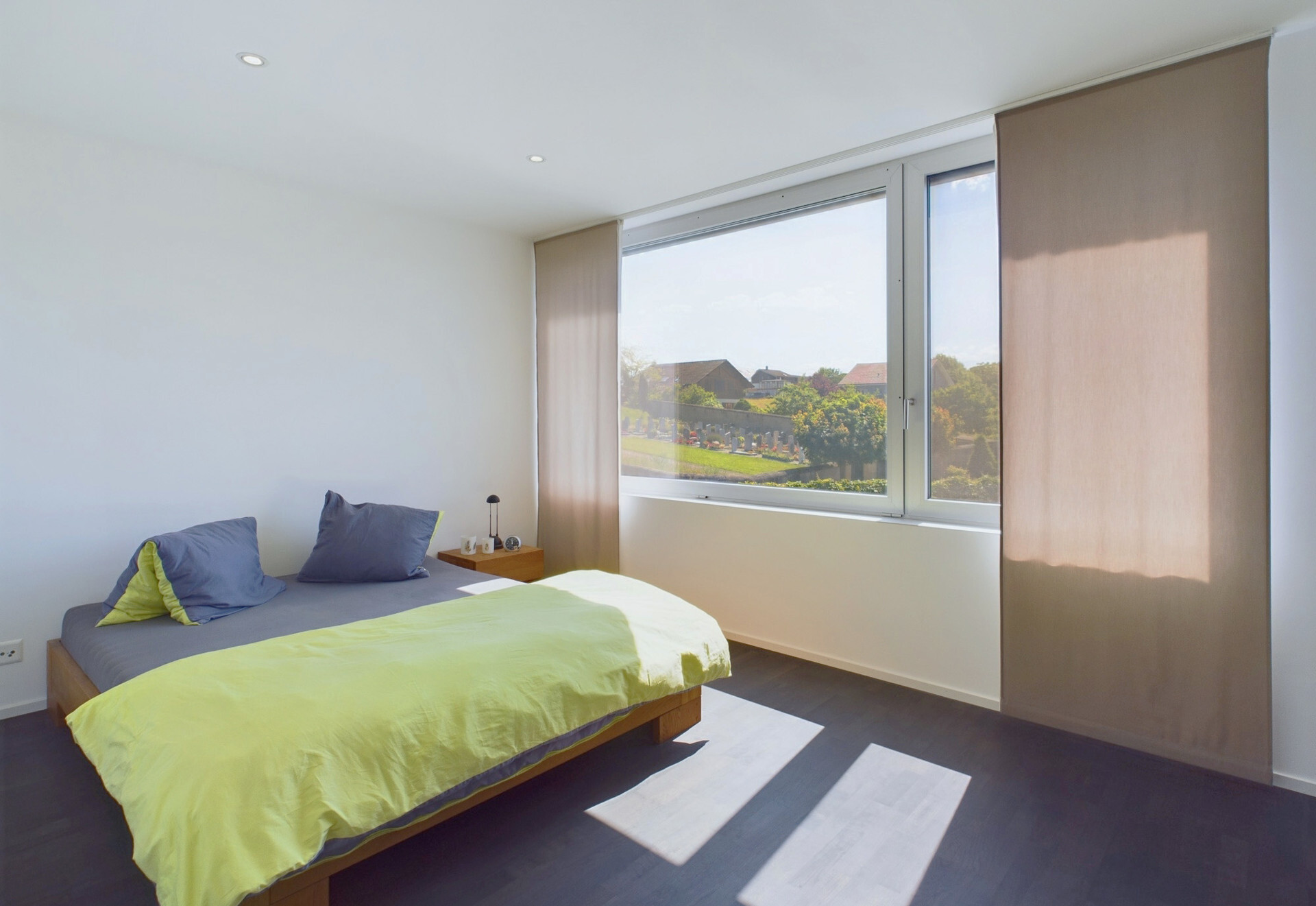 Helles Schlafzimmer mit großem Fenster