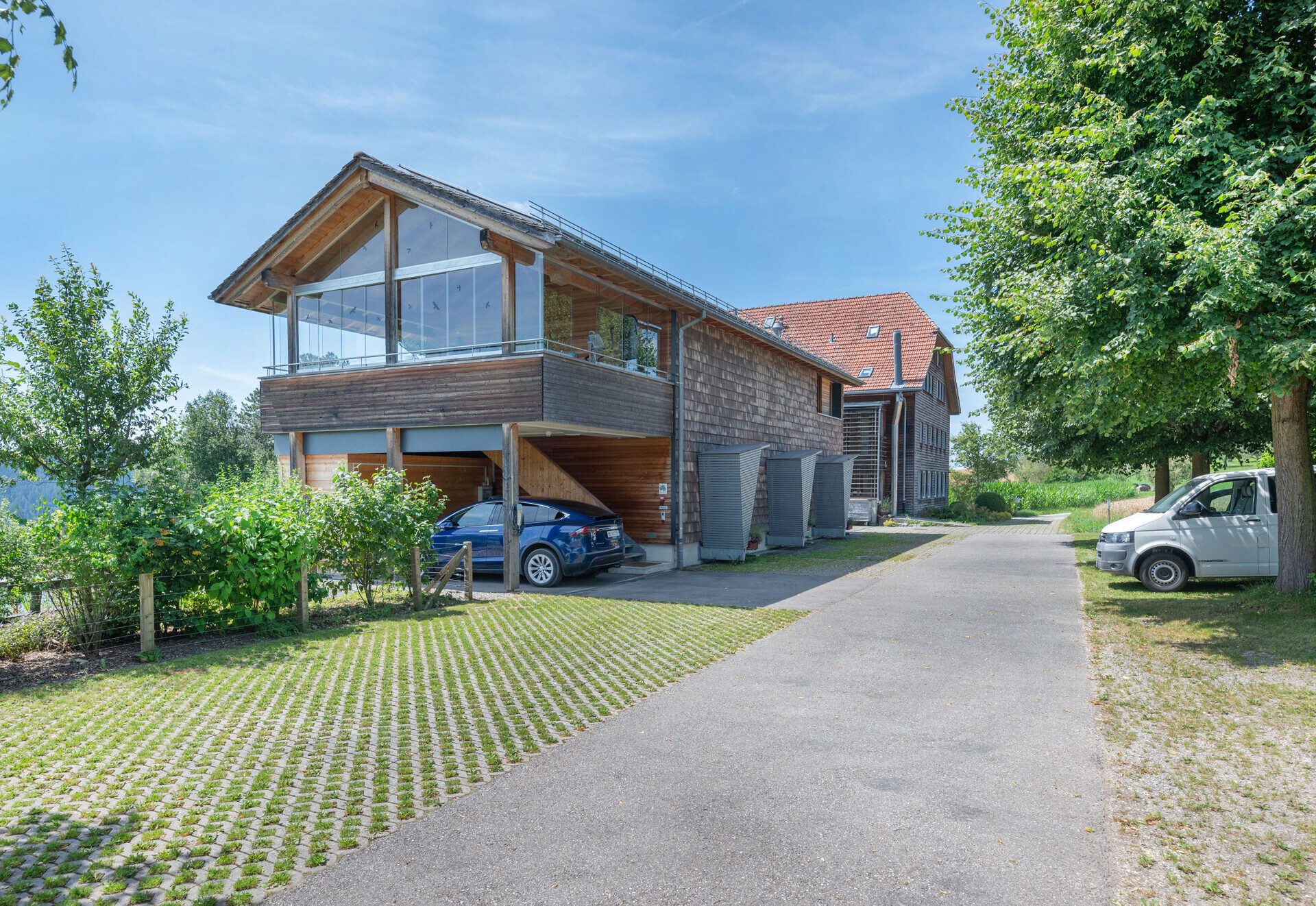Modernes Holzhaus mit großem Balkon und Carport