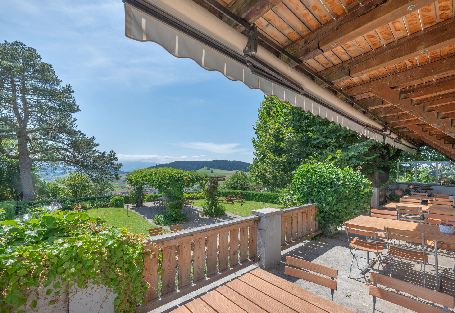 Terrasse mit Panorama- und Gartenblick