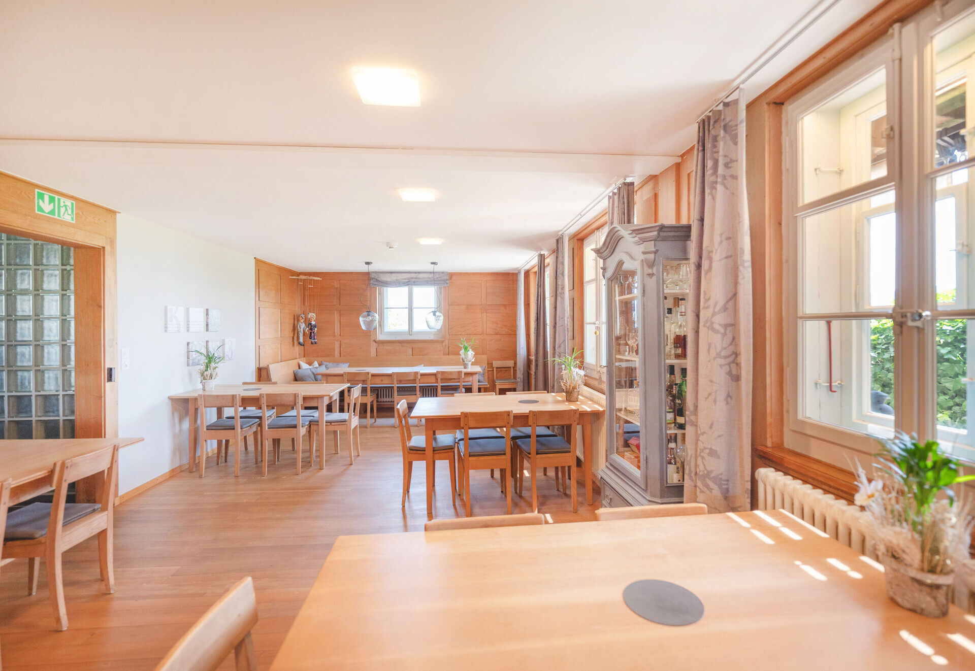 Speisesaal mit hellem Holz und großen Fenstern
