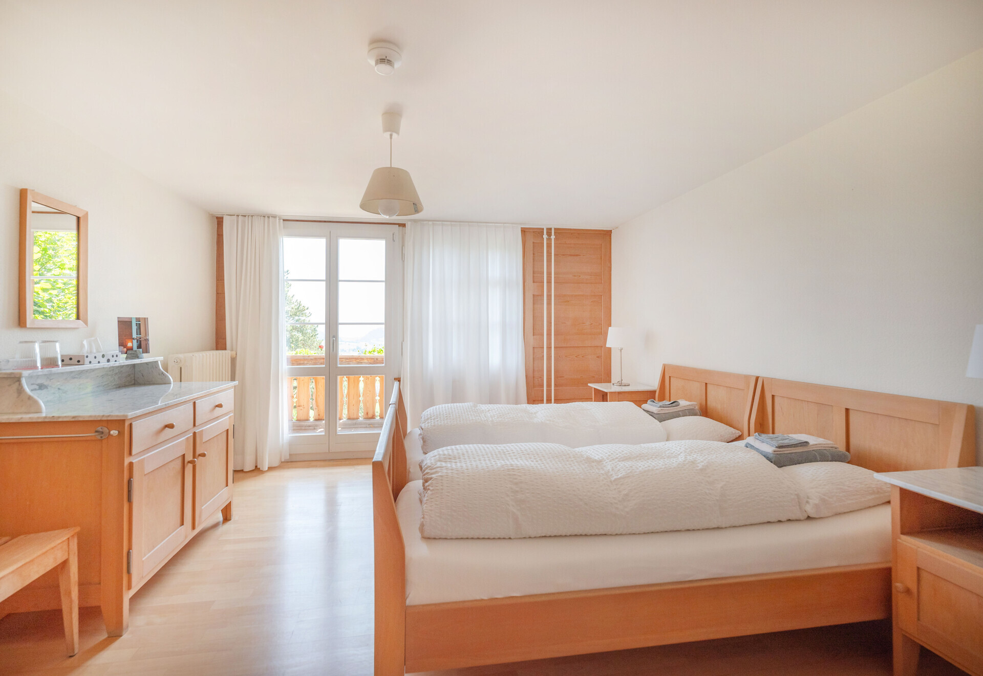 Helles Schlafzimmer mit Balkonzugang