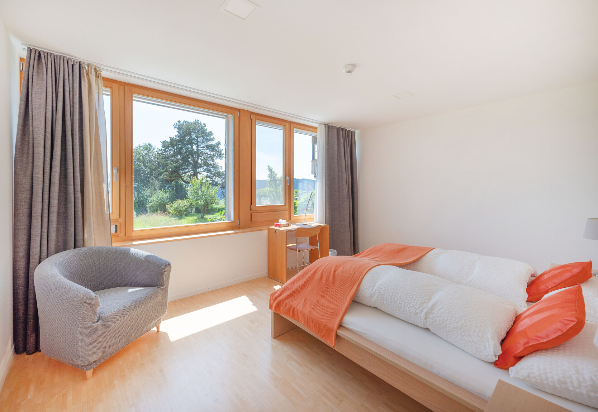 Helles Schlafzimmer mit großem Fenster