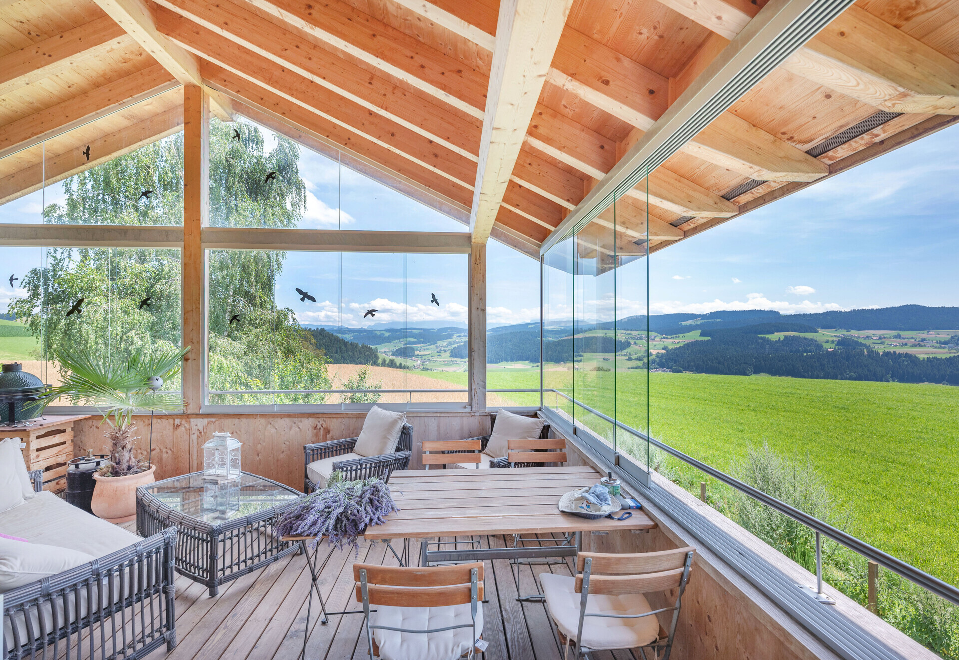 Überdachte Holzterrasse mit Panoramablick
