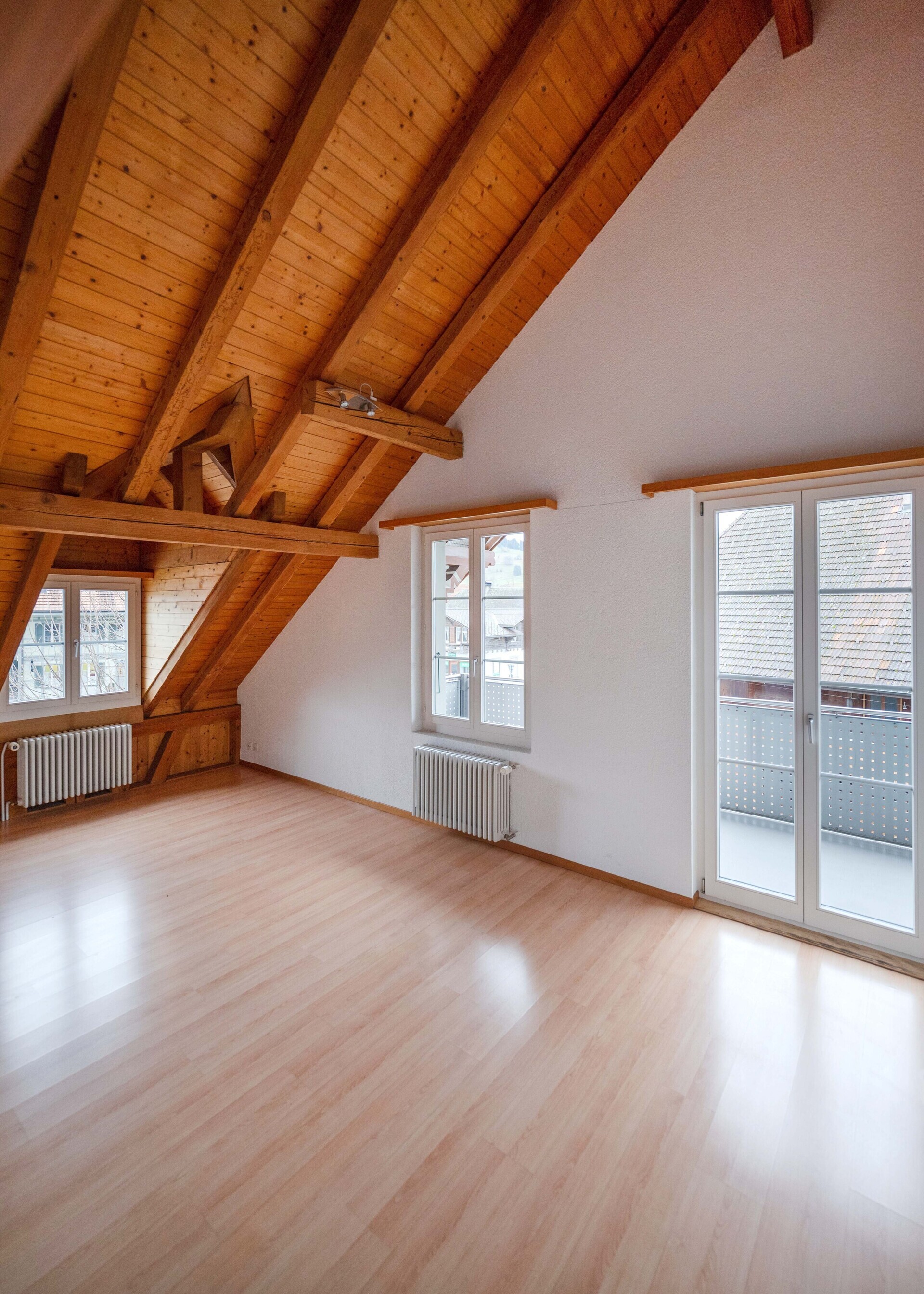 Heller Dachraum mit Holzsichtdecke