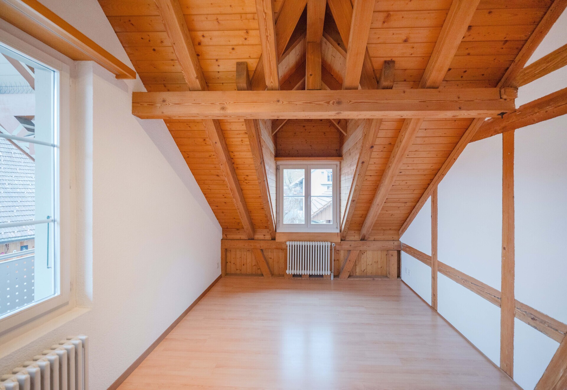 Dachgeschosszimmer mit sichtbarer Holzbalkenkonstruktion