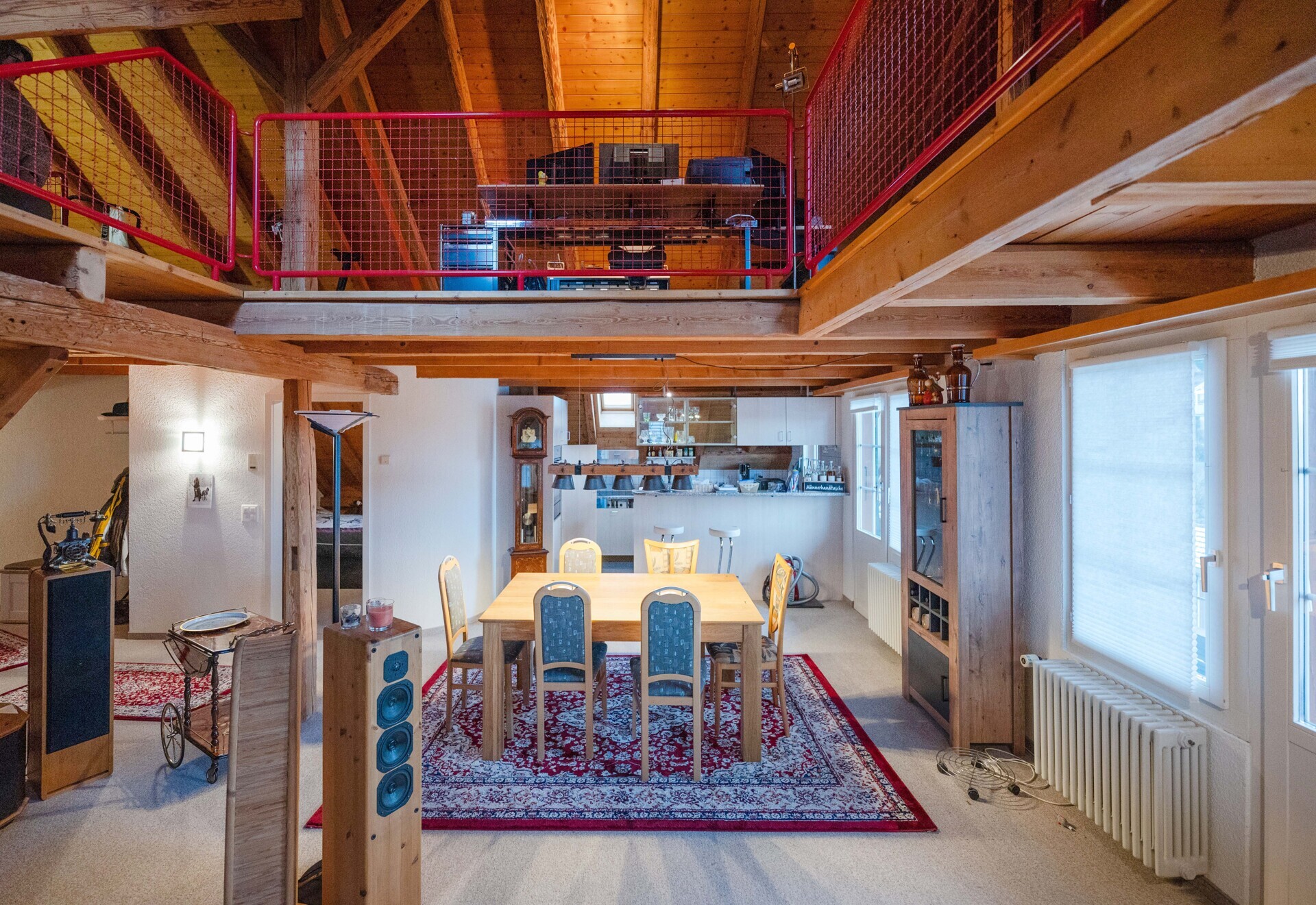 Gemütlicher Wohn- und Essbereich mit Galerie