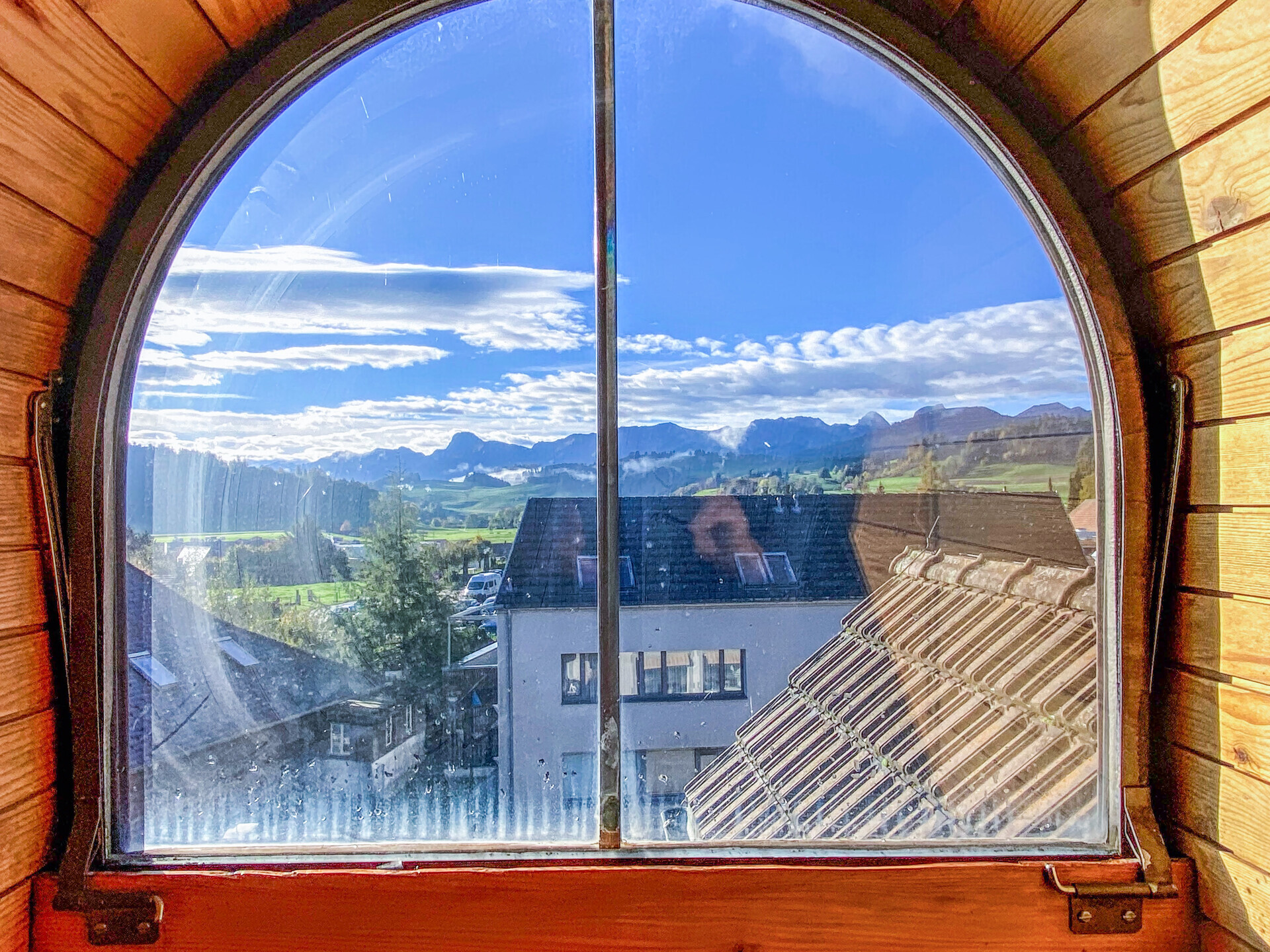 Rundbogenfenster mit Bergblick