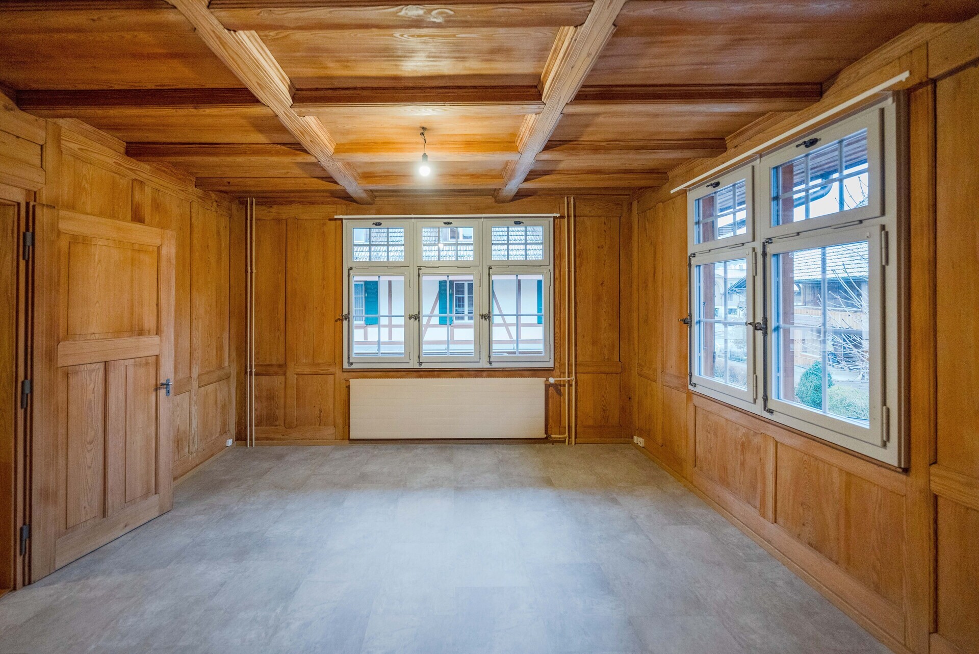 Holzvertäunter Raum mit Kassettendecke