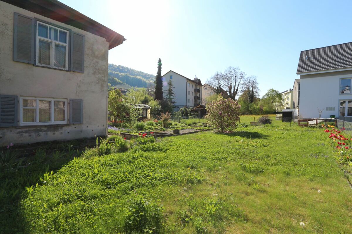 Garten mit Wohnhäusern und Bergblick