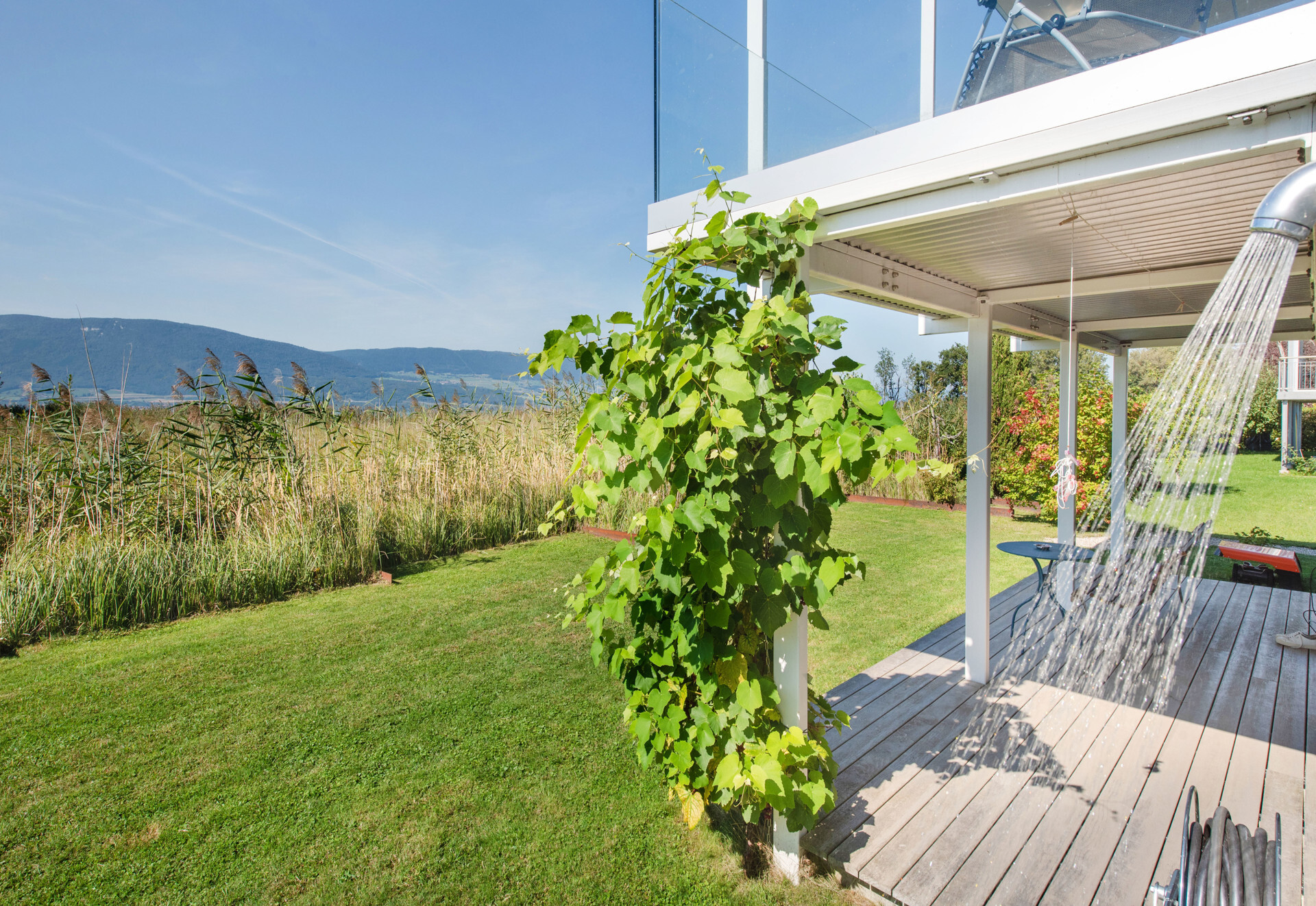 Garten mit Terrasse und Außendusche