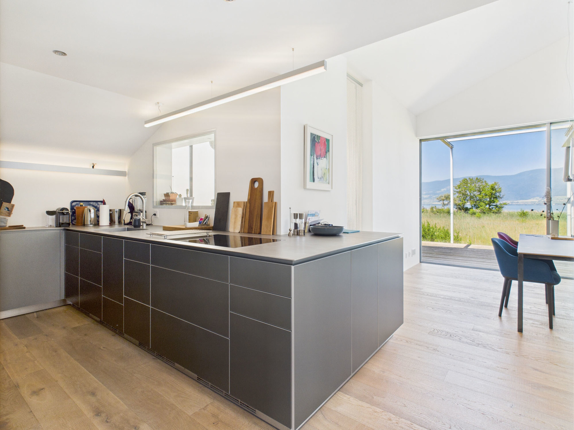 Moderne offene Küche mit Ausblick