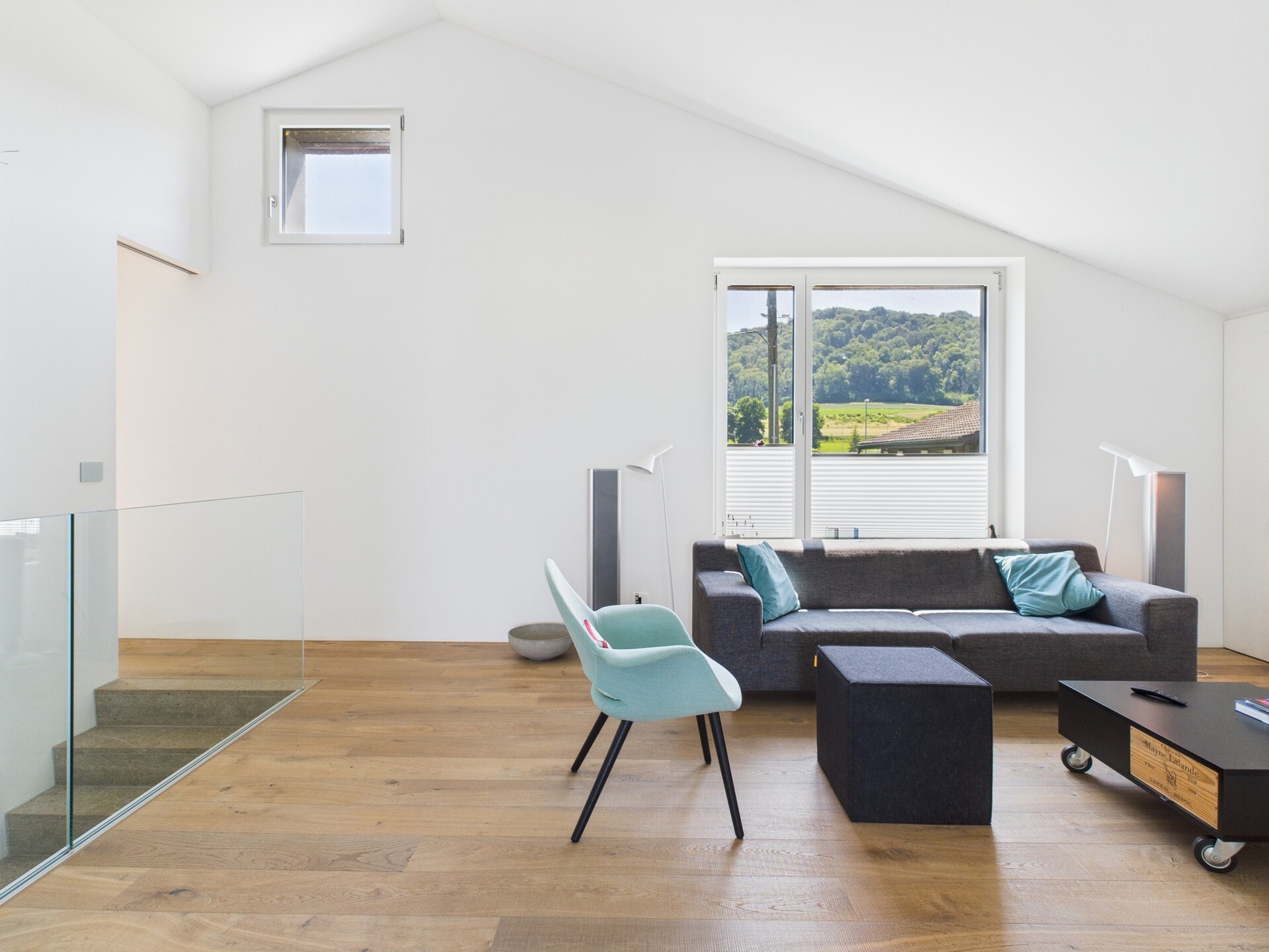 Modernes Dachgeschoss-Wohnzimmer mit Alpenblick