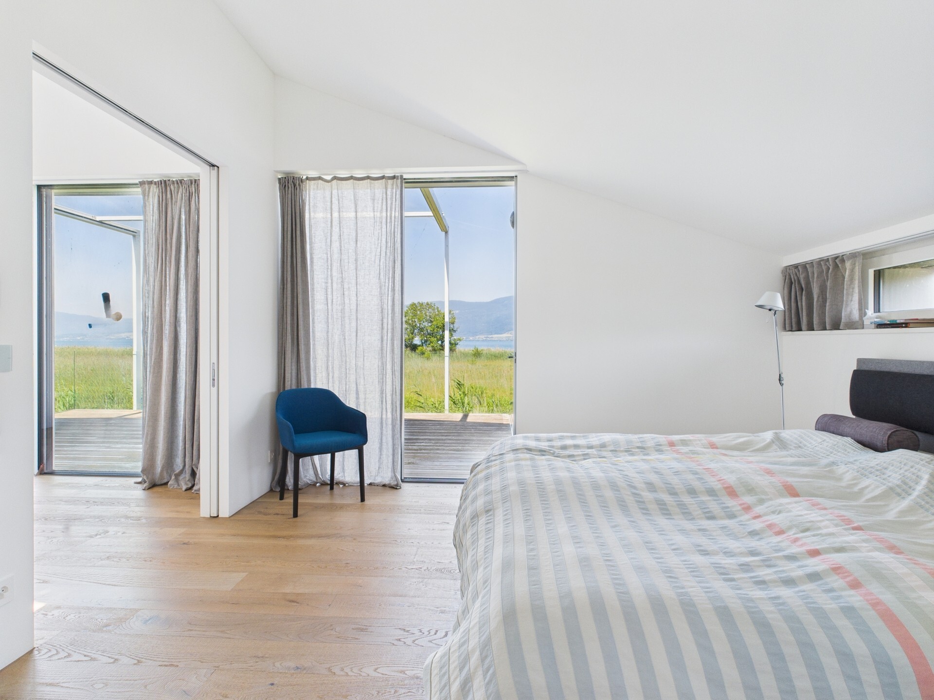 Helles Schlafzimmer mit Seeblick