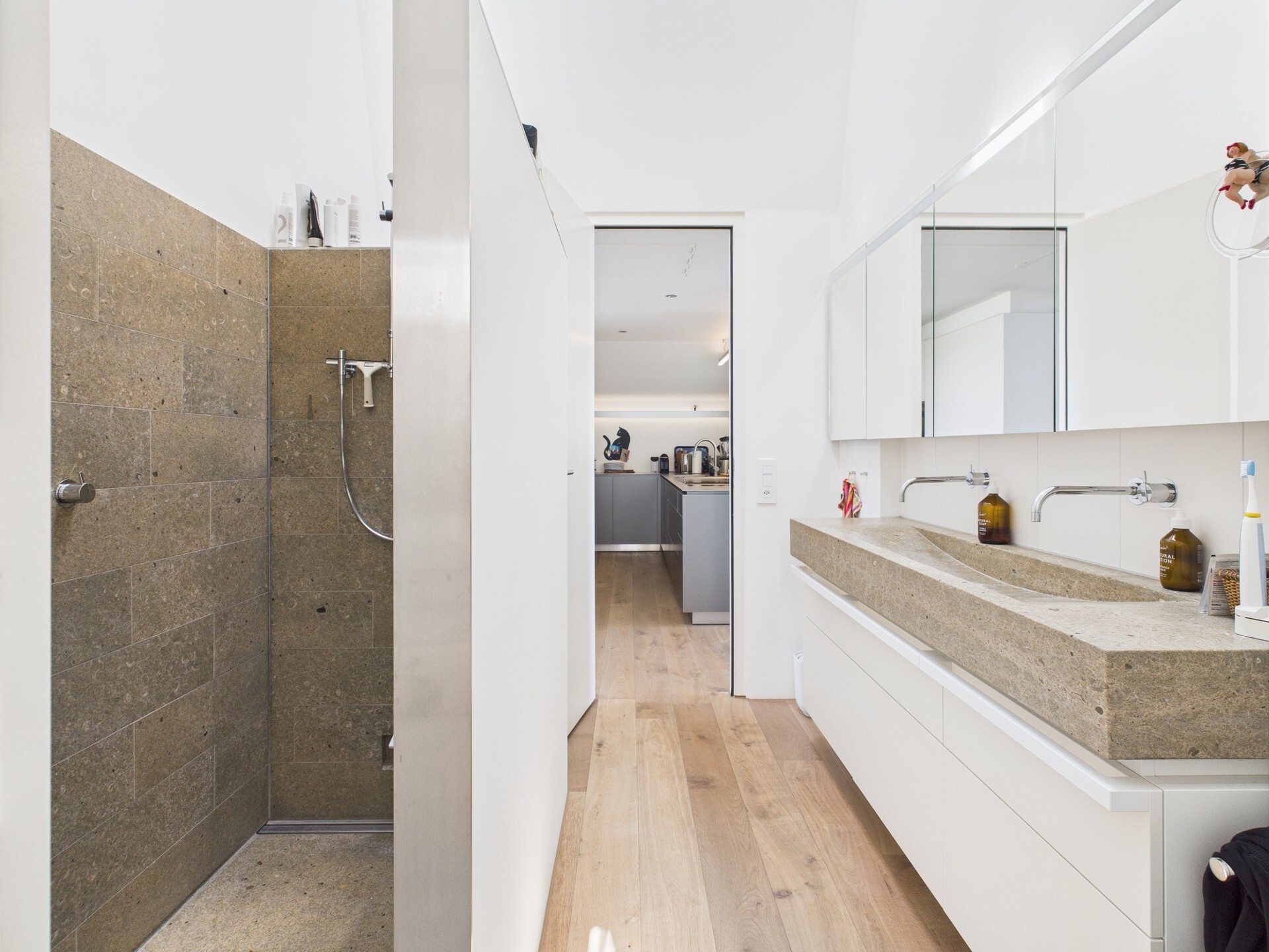 Modernes Badezimmer mit begehbarer Dusche und Doppelwaschtisch