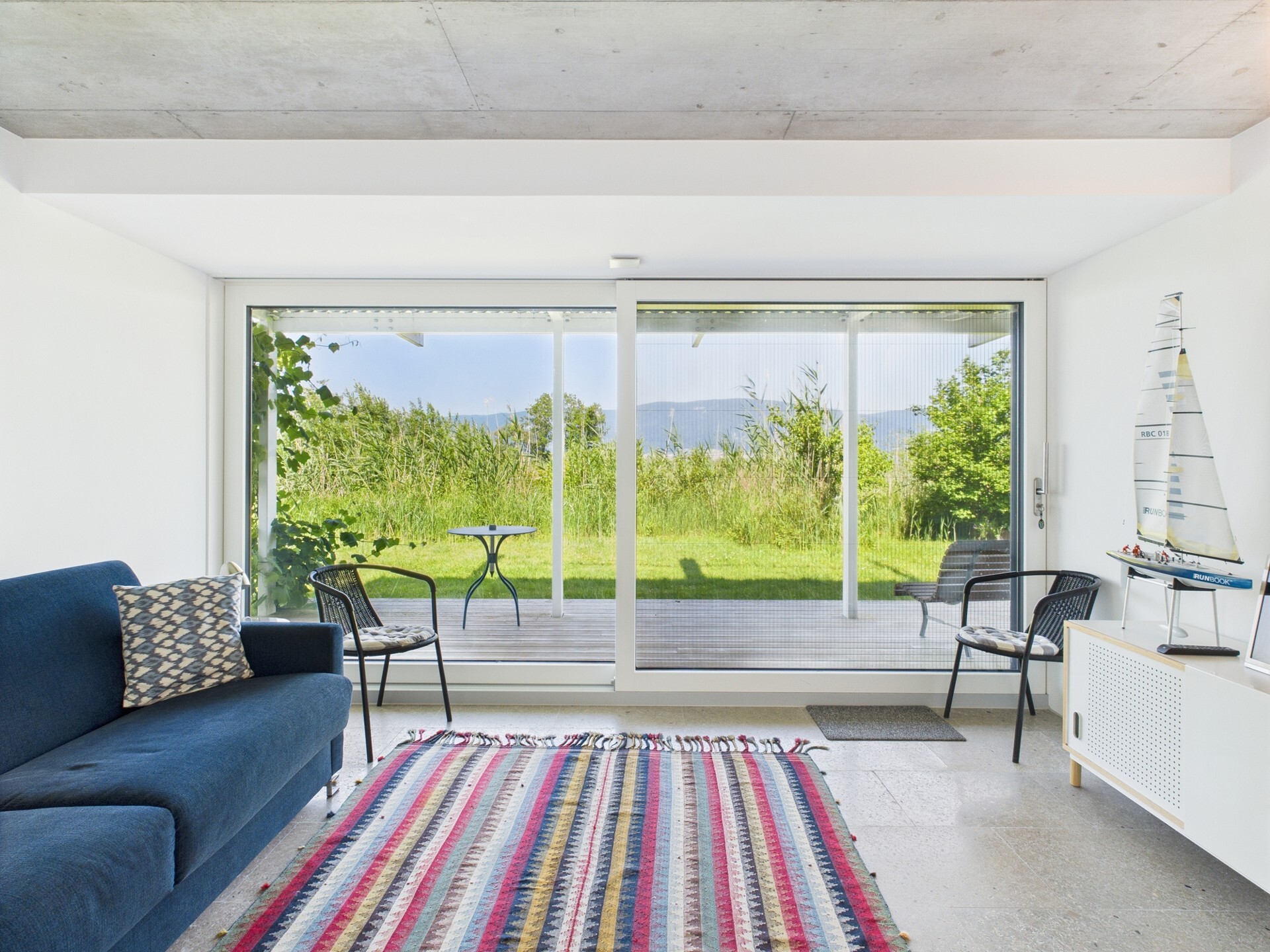 Wohnraum mit großem Panoramafenster
