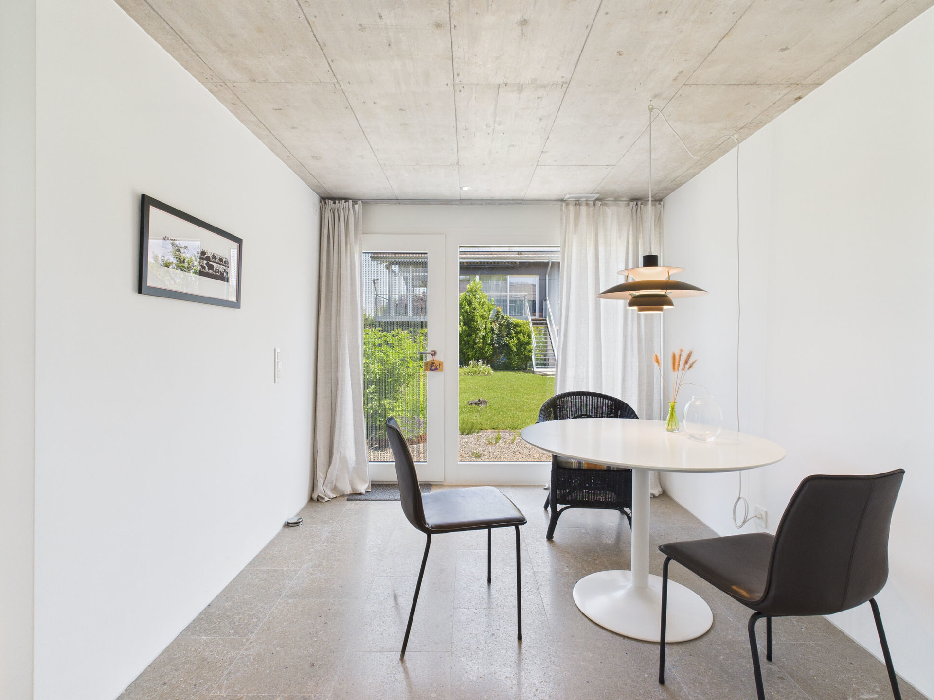 Esszimmer mit Gartenausblick