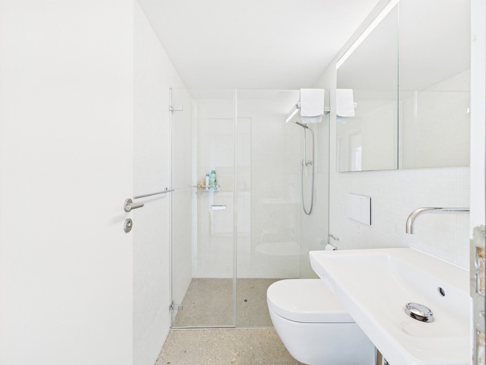 Modernes Badezimmer mit Dusche und WC