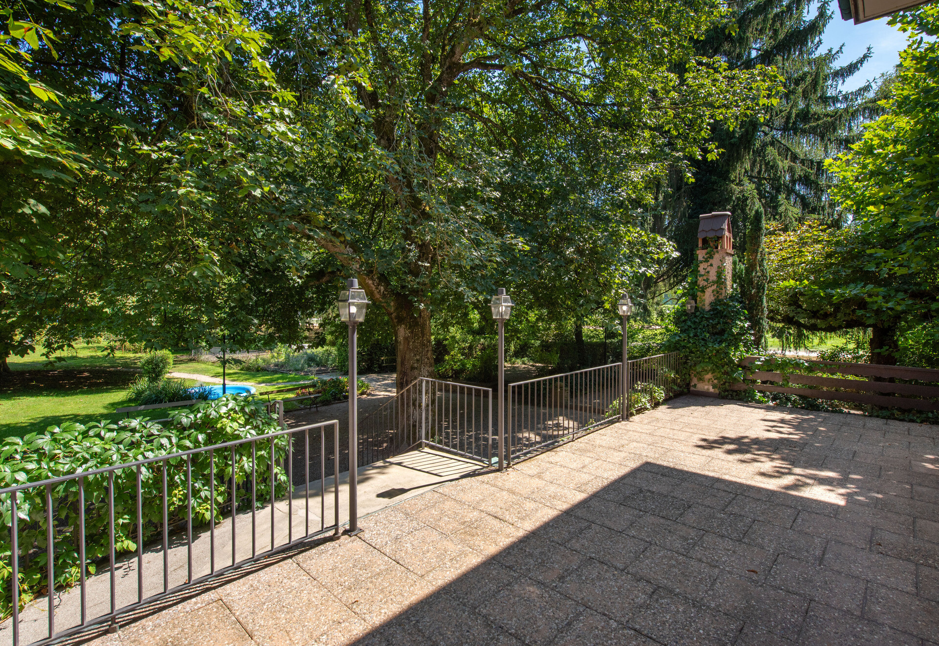 Gepflasterte Terrasse mit Gartenblick