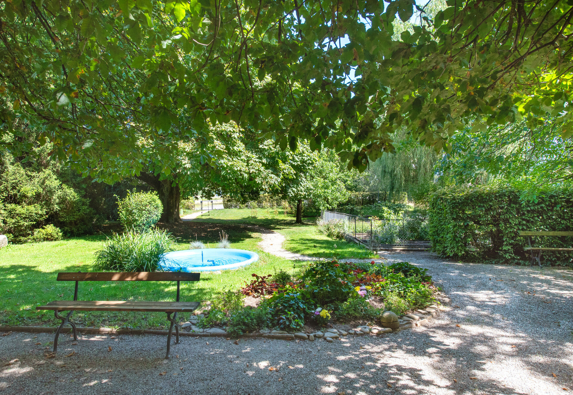 Garten mit Teich und Sitzbank