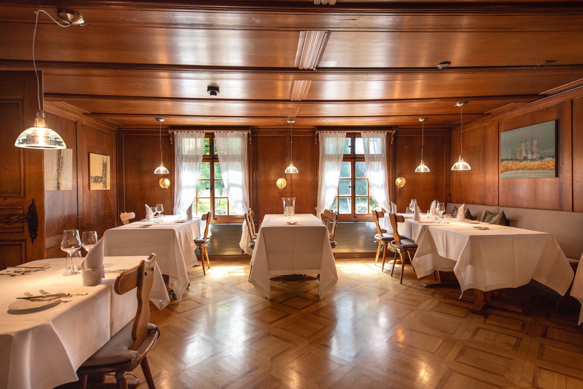 Eleganter Speisesaal mit Holzvertäfelung