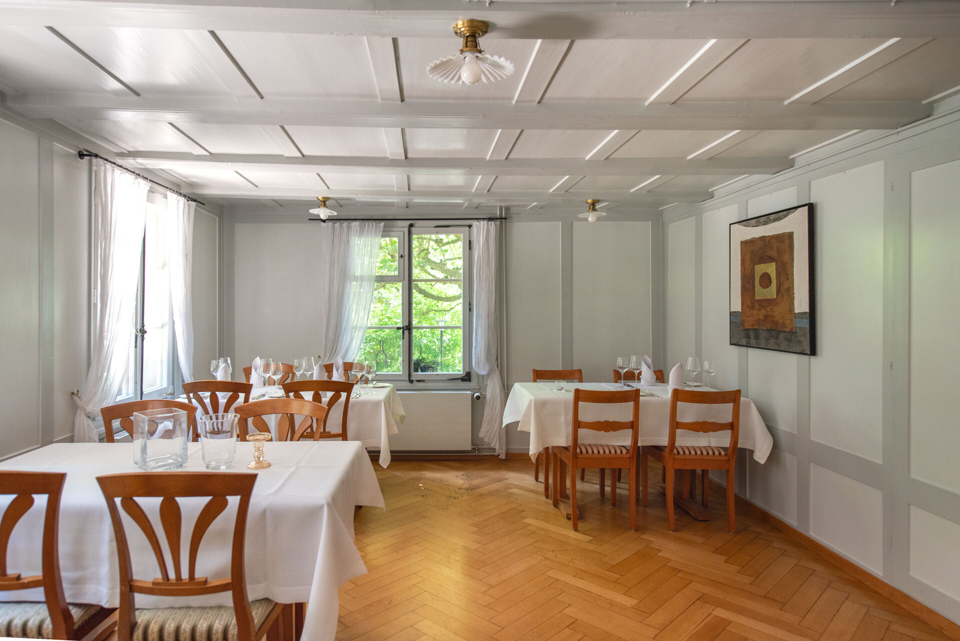 Heller Speisesaal mit gedeckten Tischen