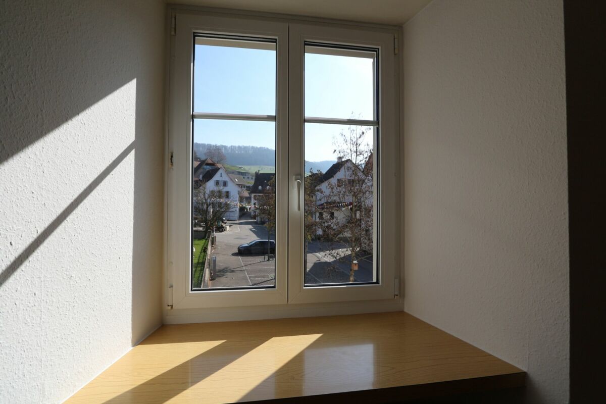 Heller Fensterbereich mit Blick nach draußen