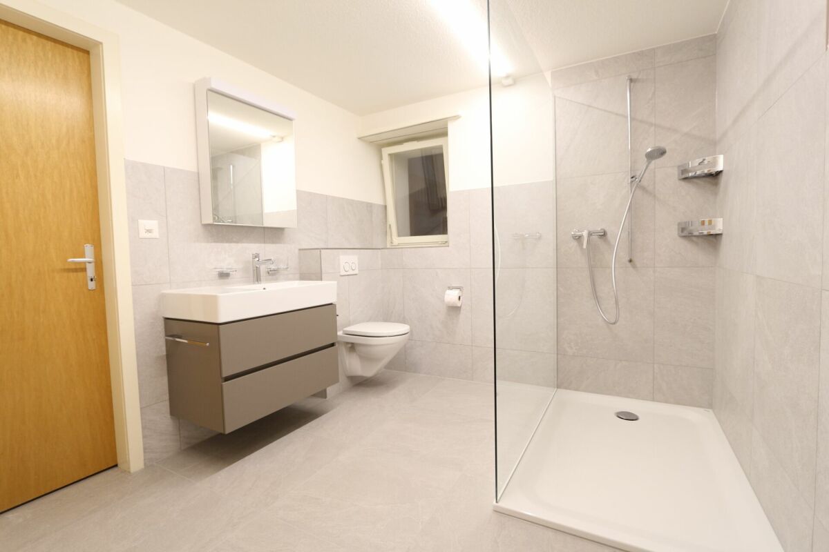 Modernes Badezimmer mit Dusche und Waschtisch