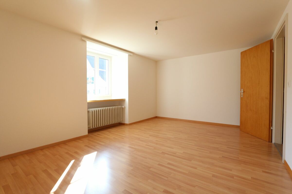 Leeres Zimmer mit Holzfußboden