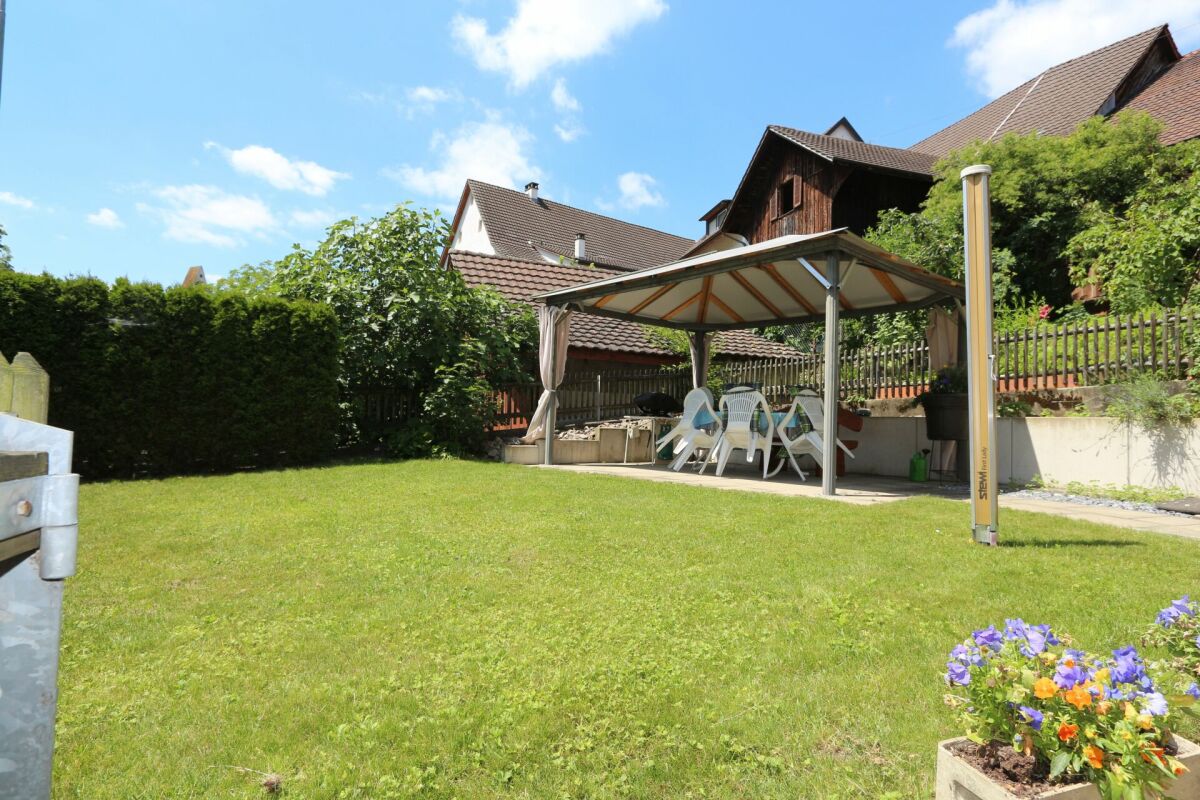 Garten mit Pavillon und Rasen
