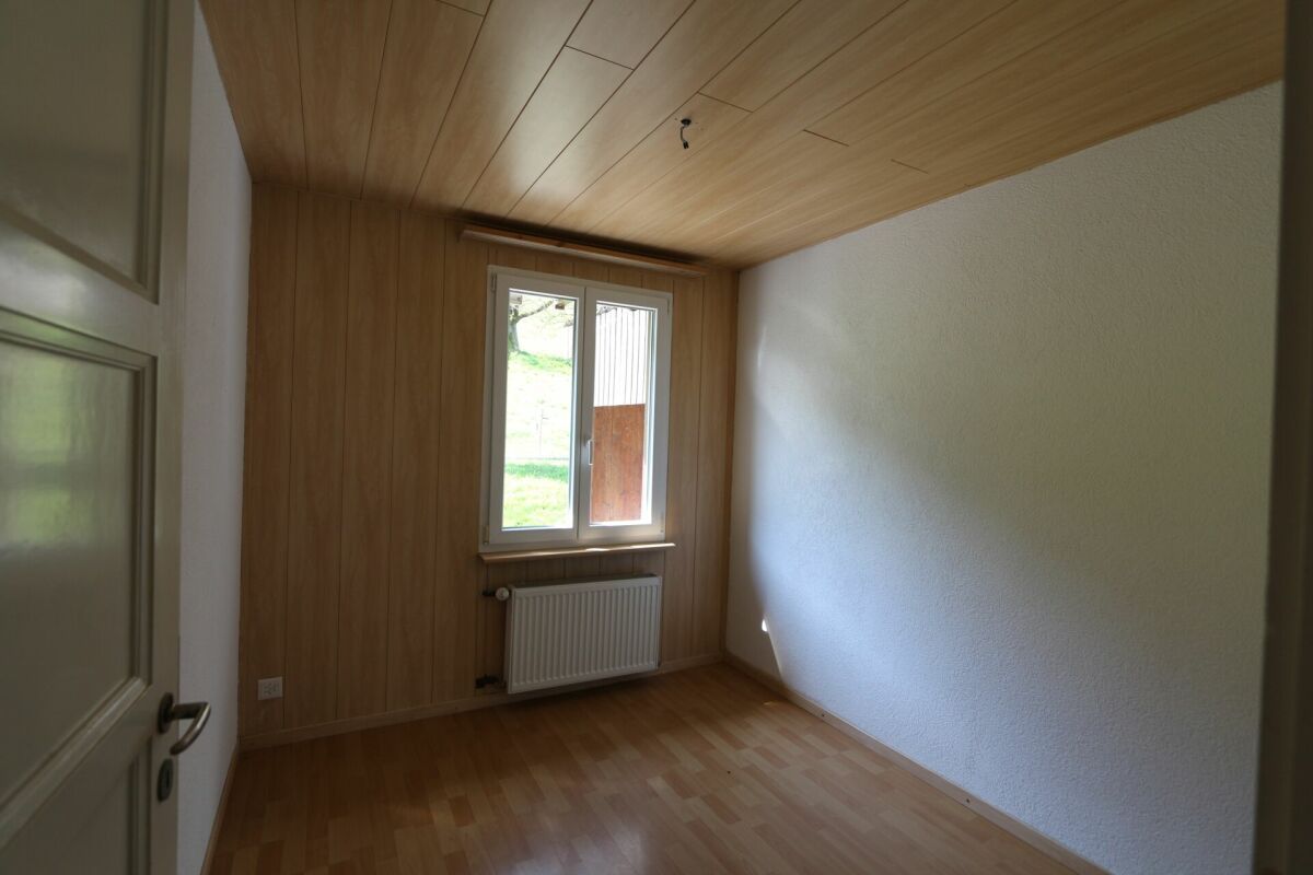 Leerer heller Raum mit Holzverkleidung und Fenster