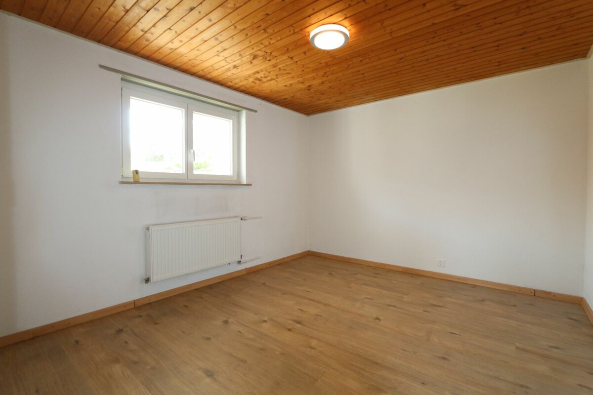 Leerer Raum mit Holzdecke