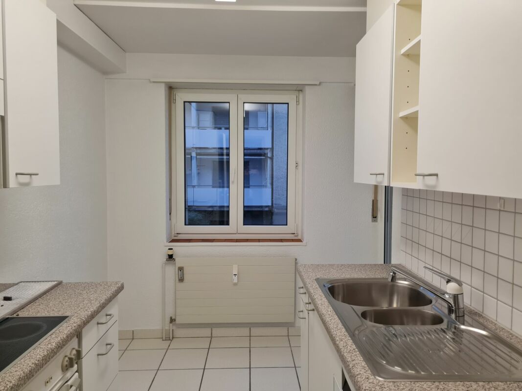 Helle, schmale Küche mit Fenster