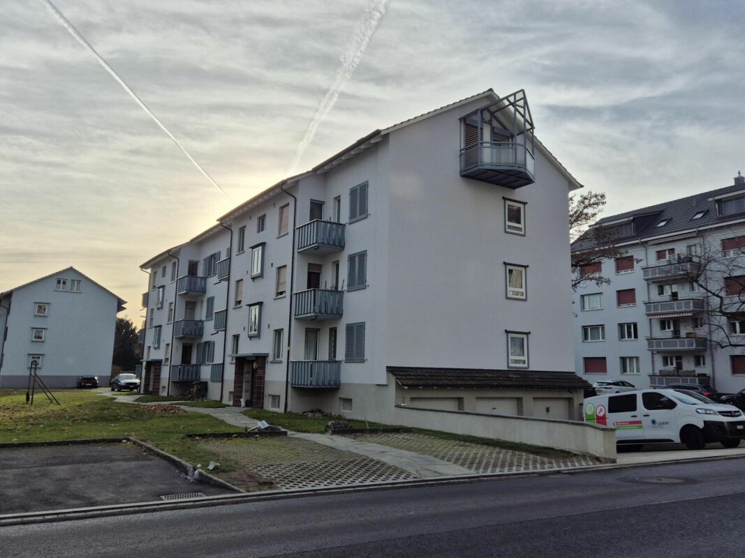 Mehrfamilienhaus in Wohnanlage bei Abendlicht