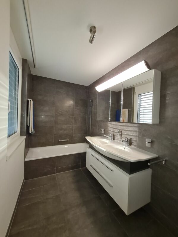 Modernes Badezimmer mit Wanne und Doppelwaschtisch