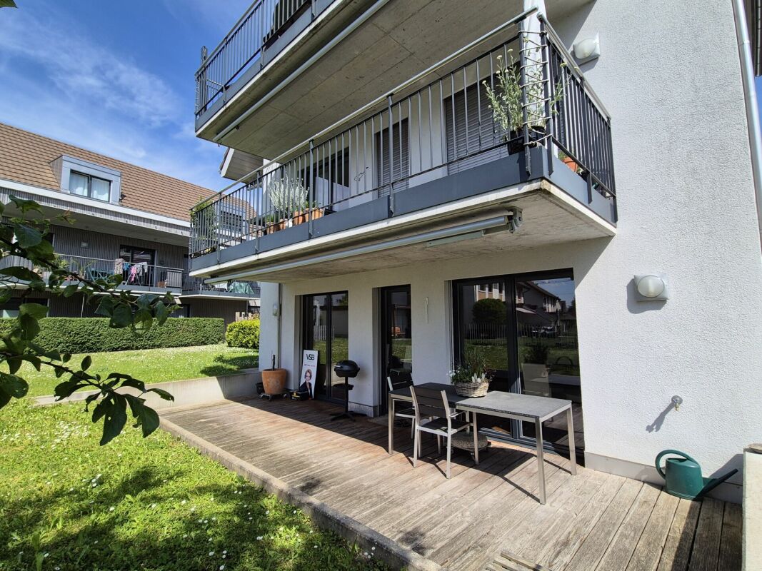 Terrasse an einem Mehrfamilienhaus mit Balkon
