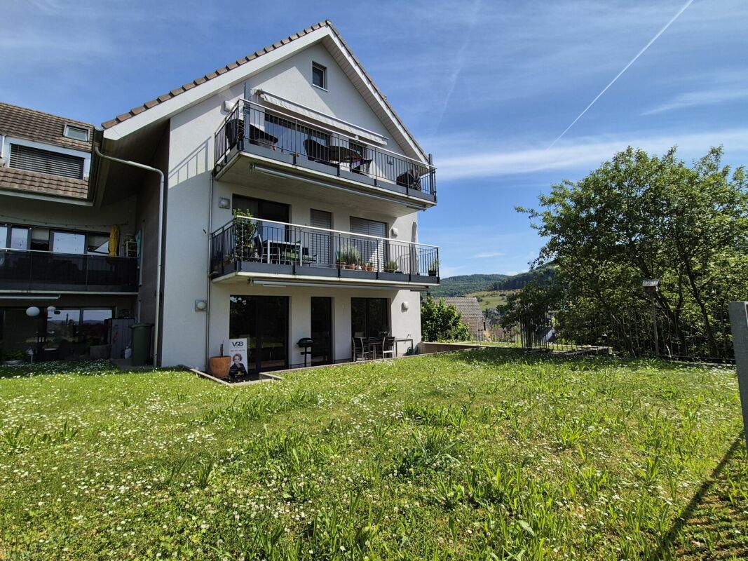 Wohnhaus mit Balkon und Garten