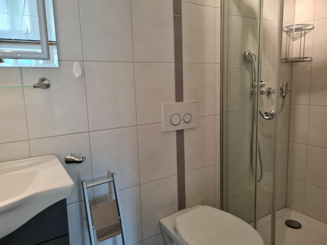 Modernes Badezimmer mit Dusche