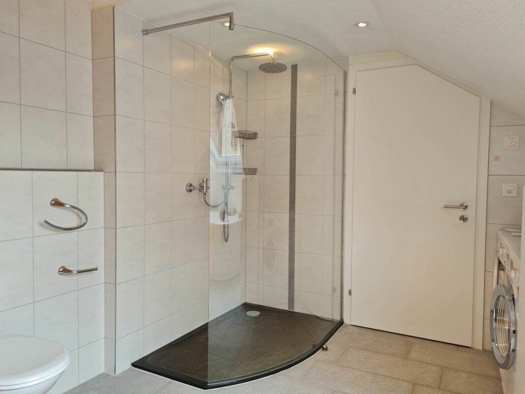 Modernes Badezimmer mit begehbarer Dusche und Dachschräge