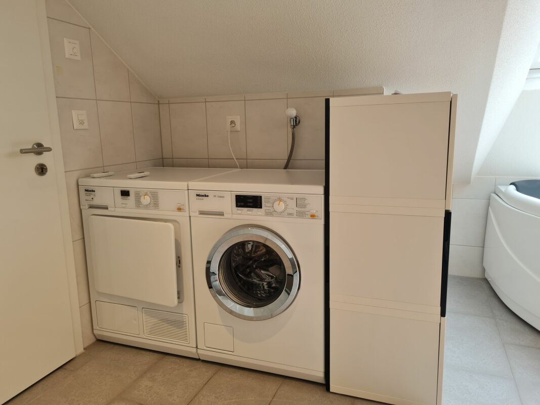 Hauswirtschaftsraum mit Waschmaschine und Trockner