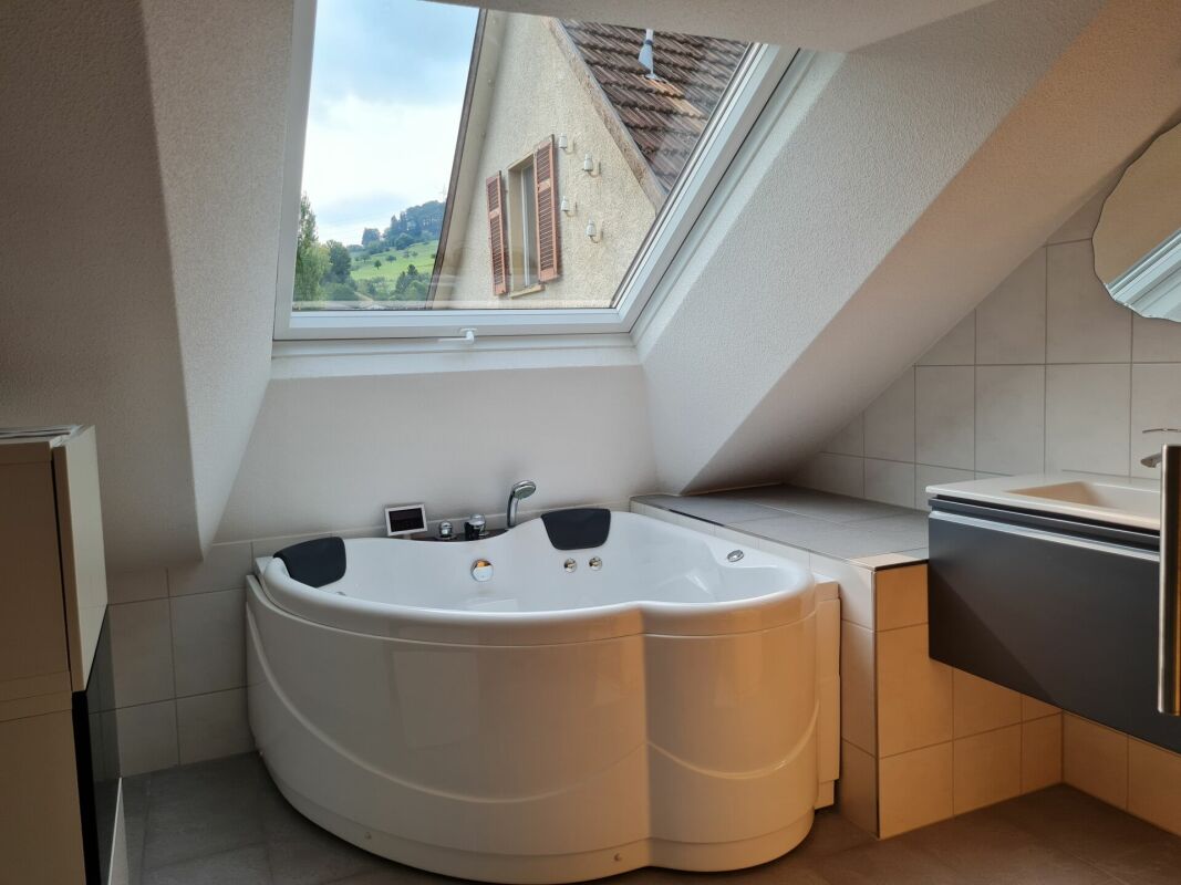 Dachbad mit Badewanne und Dachfenster