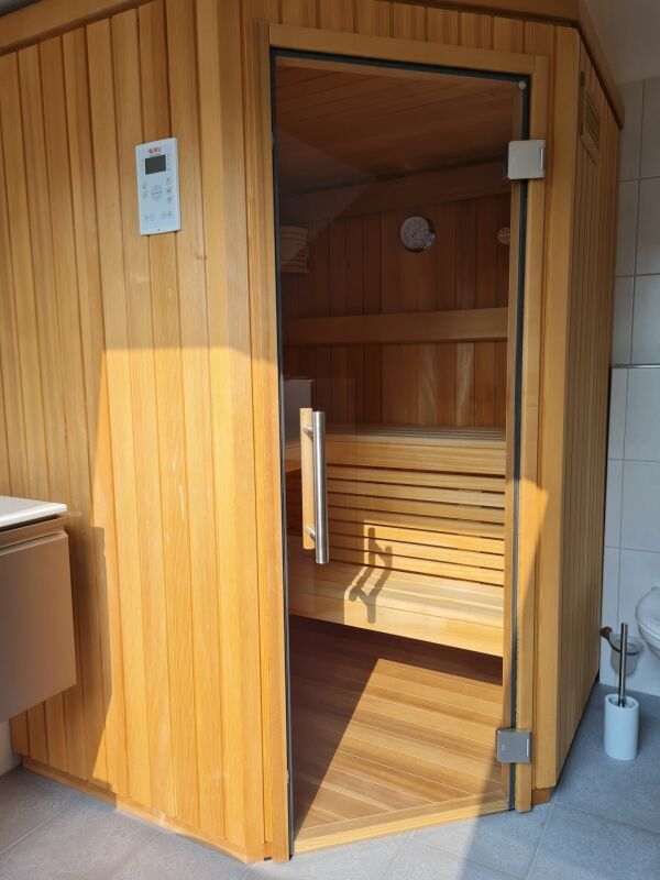 Saunaeingang mit Holzausstattung