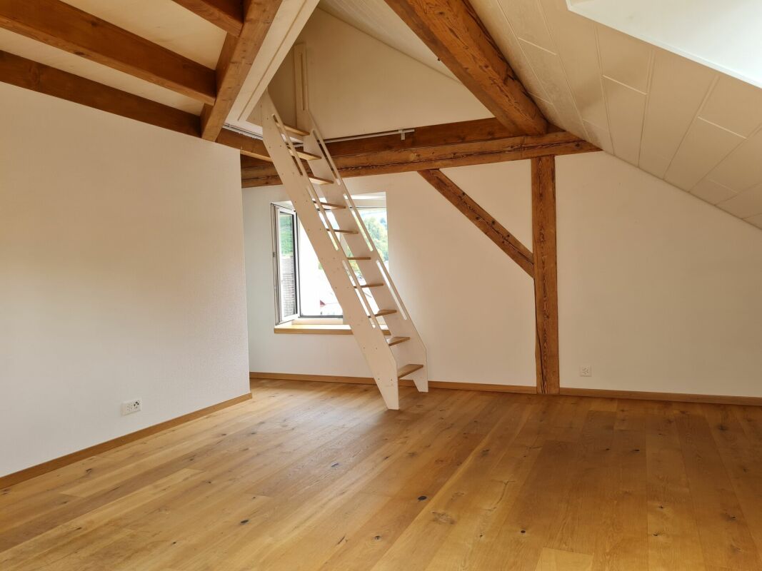 Ausgebauter Dachraum mit sichtbaren Holzbalken
