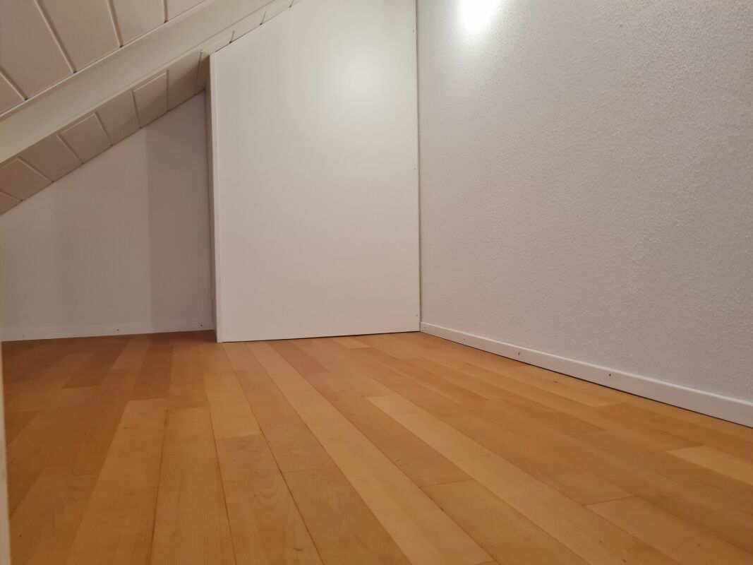 Dachbodenraum mit Holzfußboden