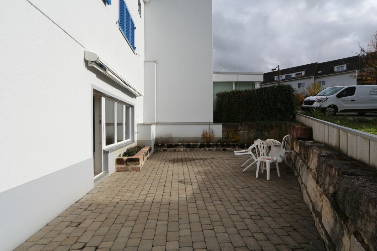 Terrasse mit Pflasterbelag und Hausfassade