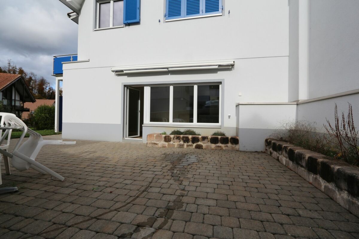 Terrasse vor modernem Wohnhaus