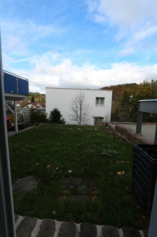 Gartenansicht mit modernem Anbau