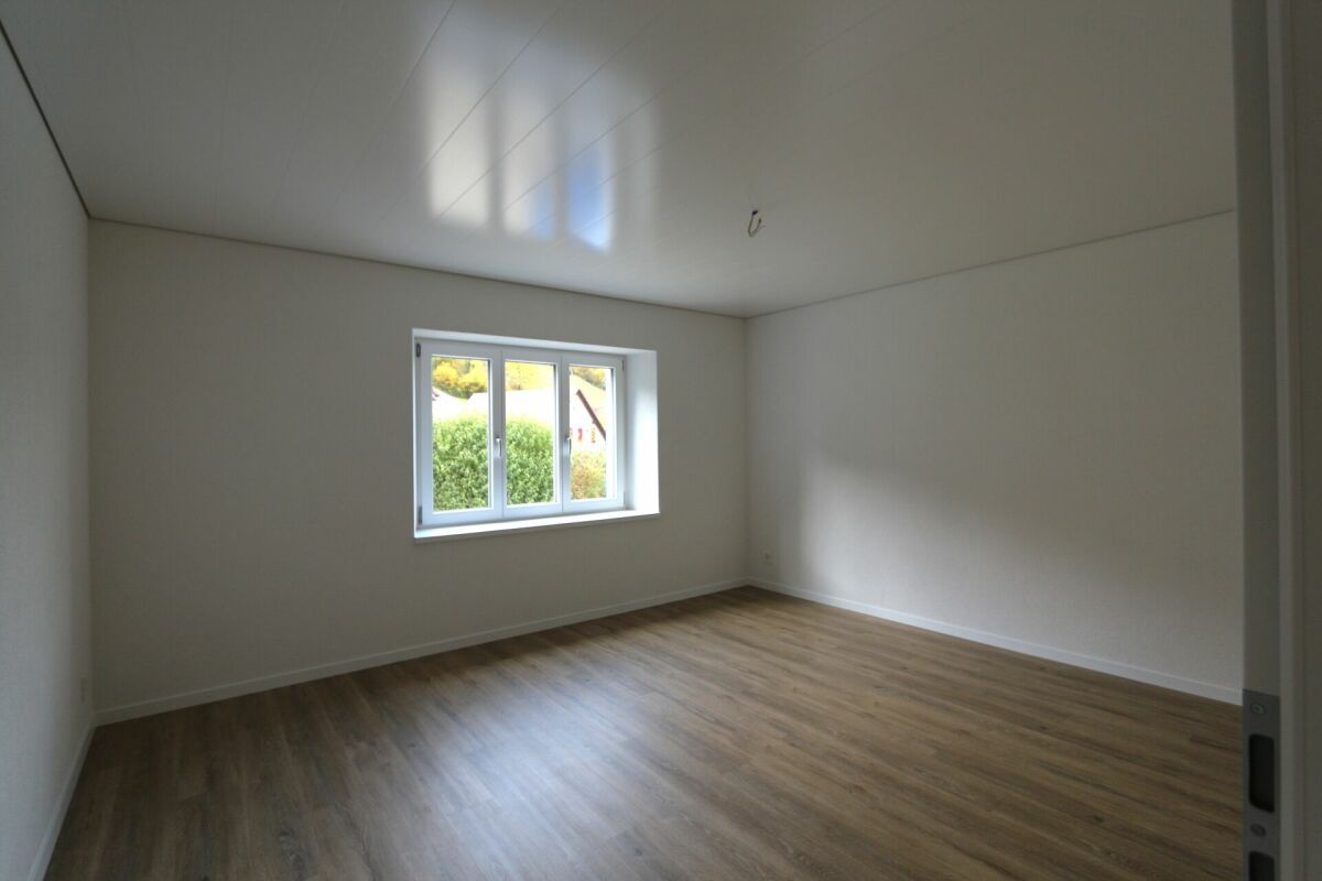 Leerer, renovierter Raum mit Fenster