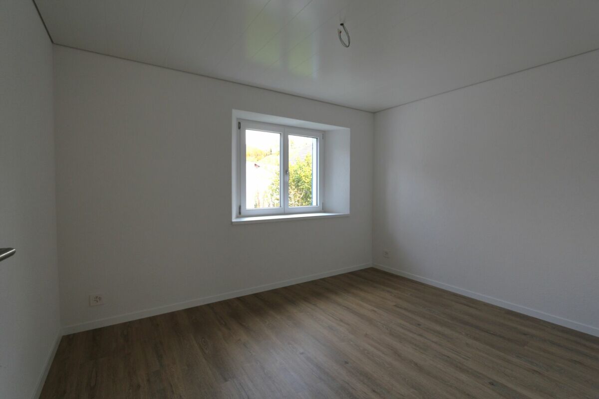 Heller leerer Raum mit Fenster